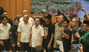 Gedung DPR Bergetar: Sidang Paripurna Bergulir Saat Aspirasi AMPB Menggema