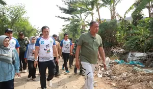 Wali Kota Bekasi Gebrak Medan Satria, Bentengi Keselamatan Siswa Lewat Jalan Betonisasi Modern