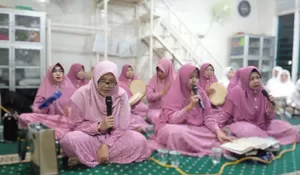 Jaga Tradisi, Jamaah Putri Musholla Wonokromo SS Gelar Maulid Nabi