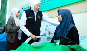 Jenguk Korban Keracunan MBG di Sidoarjo, Khofifah Soroti Keterlambatan Distribusi Makanan