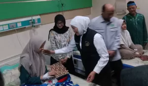 Gubernur Jawa Timur Kunjungi Pasien Dugaan Keracunan MBG Di RS Siti Hajar Sidoarjo