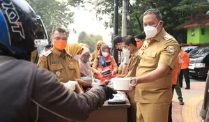 Gunung Anak Krakatau Erupsi, Wali Kota Bekasi Warnai Selasa Ceria dengan Pembagian Masker