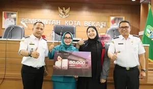 Antisipasi Abu Vulkanik, Ketua TP PKK Kota Bekasi Bagikan 80 Ribu Masker