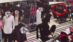 Viral Rekaman CCTV Wanita Ditendang Pria dari Belakang di Mal Jakarta Pusat