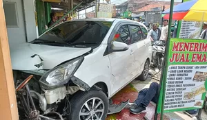 Daihatsu Xenia Tabrak Dua Motor hingga Masuk Halaman Toko Emas di Sukodono