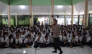 Polresta Sidoarjo Beri Edukasi Bahaya Kenakalan Remaja, Bullying dan Radikalisme ke Siswa 