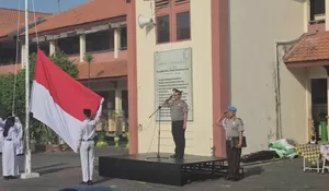 Polresta Sidoarjo Bersama Jajaran Beri Edukasi Pelajar Saat Upacara Di Hari Senin