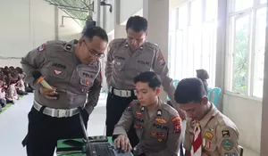 Polresta Sidoarjo Bersama Tim  Edukasi Pemanfaatan AI ke Jajaran Anggota Dan Pelajar