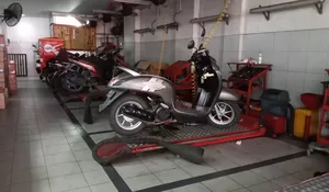Jangan Tunggu Mogok! Langkah Krusial Rawat Motor Saat Musim Hujan Tiba