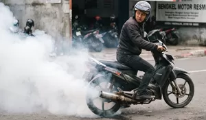 Ancaman Siluman Ruang Bakar: Abaikan Oli Mesin, Motor Terancam Rusak Total