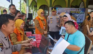 Polsek Gedangan Bersama Tim Kesehatan Polresta Sidoarjo Hadirkan Pelayanan Publik Lewat Pos Kamling Goes to RT