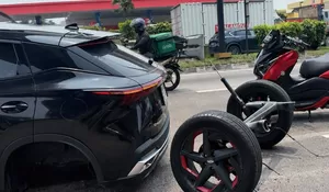 Viral Lagi di Malaysia! As Roda Belakang SUV Chery Lepas di Jalan Raya