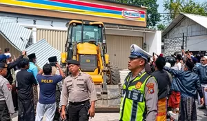 Geger! Bangunan Minimarket di Pamekasan Dirusak Massa Menggunakan Ekskavator