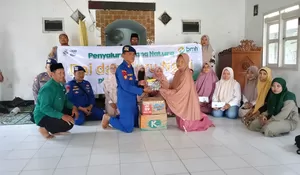 Satpolairud Polresta Sidoarjo Kawal Penyaluran Bansos BMH kepada Da’i dan Guru Ngaji di Desa Pucukan