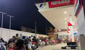 Penderitaan Warga Bali Amuk Kelangkaan BBM: Dorong Motor hingga Antre Berjam-jam
