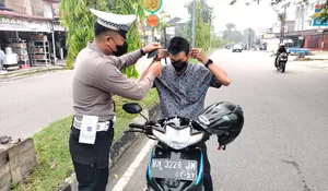 Polisi Bersama Masyarakat, Polsek Tualang Bagikan Masker untuk Antisipasi Dampak Kabut Asap