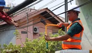 Tingkatkan Estetika Kota, Wali Kota Bekasi Tri Adhianto Pimpin Pangkas Kabel Semrawut
