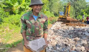 Kakek 78 Tahun Pimpin Proyek Jalan TMMD Garut: Saat Negara Datang, Rakyat Sudah Lebih Dulu Bekerja