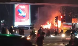 May Day di Bandung Mencekam: Massa 'Hitam' Susup Demo Mahasiswa, Pos Polisi Dirusak!