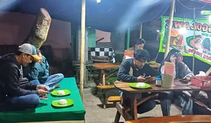 Di Kota Garut Jualan Hingga Pukul 02.00 Subuh, Seafood Ronggolawe Sugeng Rawuh Laris Manis Karena Sambal Dadakannya
