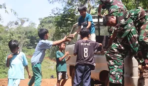 Libur Sekolah Bukan Rebahan: Anak-Anak Desa Cikadongdong Pilih Angkat Batu Demi Jalan Kampung Agar Tak Lagi Mirip Kubangan