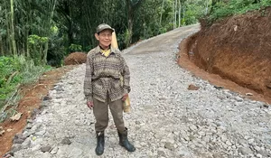 TMMD Kodim 0611 Garut Bangun Jalan Desa Mekarmulya: Kini Kakek Pengrajin Gula Aren Tak Lagi Bertaruh Nyawa di Jalan Licin