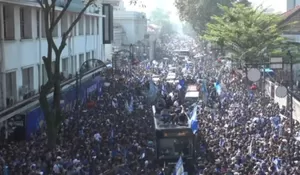 Konvoi Persib Juara Liga 1 2026: Ribuan Bobotoh Birukan Jalanan Kota Bandung