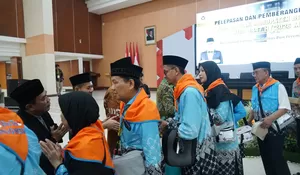 440 Jemaah Haji Kloter 33 Kabupaten Bekasi Resmi Diberangkatkan ke Tanah Suci