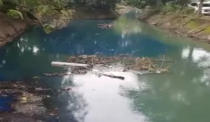 Diduga Limbah Kimia, Warga Kaget Liat Kali Rawalumbu Berwarna Biru Pekat