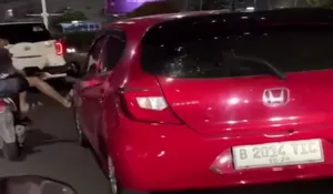 Diduga Tabrak Lari di Galaxy, Pengemudi Honda Brio Jadi Sasaran Amuk Massa