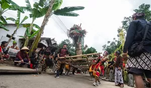 Ketika Gunungan Hasil Bumi Menyatukan Warga Sugihwaras Lewat Tradisi Merti Dusun
