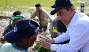 Mentan Amran Sidak Sawah di Semarang, Curhat Petani Berujung Hadiah Traktor