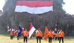 Tak Biasa, 6 Rescuer Bentangkan Bendera 250 Meter Persegi di Tebing Djaro