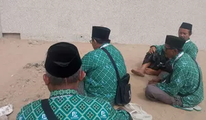 Dari Tanah Suci, Jemaah Umrah Teladani Semangat Kebangsaan Mbah Moen dan Mbah Muslih