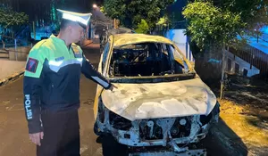 Innova Terbakar Usai Masuk Parit di JLS Salatiga, Pengemudi Selamat