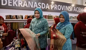 Ketua Dekranasda Aceh Marlina Muzakir Tinjau Stand Aceh di Pameran Kriya dan Wastra HUT Dekranas ke-46 Makassar