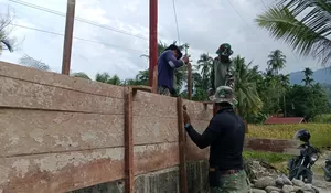 Babinsa Kodim 0108 Gotong Royong Bangun Jembatan di Agara
