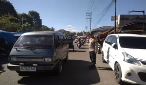 Polsek Wih Pesam Kawal Pasar Tumpah, Cegah Macet dan Lakalantas