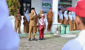 Bupati Tarmizi Antar Anak Yatim ke Sekolah, Gantikan Sosok Ayah di Hari Pertama