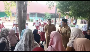 Wakili Bupati, Kasatpol PP Aceh Besar Blusukan ke SDN Leupung 26, Ini Pesannya