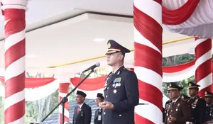 Khidmat di Senja Kemerdekaan, Kapolres Muaro Jambi Pimpin Penurunan Duplikat Bendera Pusaka
