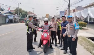 Jelang HUT RI, Polres Tanggamus Bagikan Ribuan Bendera