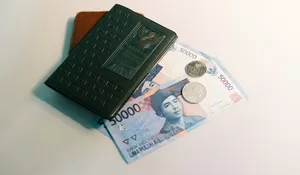 Indeks Dolar AS Melemah ke 98,80, Rupiah Menguat ke Kisaran Rp17.685–Rp17.705 per Dolar
