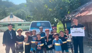 IZI Kembali Salurkan Sedekah Nasi Kotak untuk Warga di Desa Loli Tasiburi