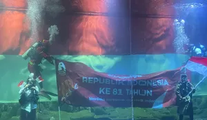 Kala Bendera Raksasa 12 Meter Membentang di Dibawah Air Pangandaran