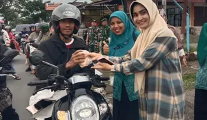 Ratusan Pengendara Dapat Takjil Gratis dari ASN dan PKK Payakumbuh Selatan