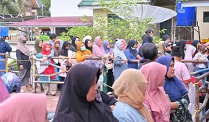 Ratusan Warga Antre di Pasar Murah Payakumbuh, Sembako Dijual di Bawah Harga Pasar