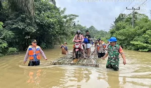 Polsek Merlung Pantau Debit Air, Banjir Rendam Jalan Lintas dan Permukiman