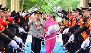 Penuh Haru, Kapolda Jambi Pimpin Tradisi Pelepasan Wakapolda Jambi