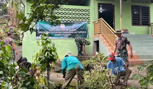 Sambut Ramadhan, TNI–Rakyat Bersihkan Langgar Al Falah, Perkuat Kemanunggalan di Jambi